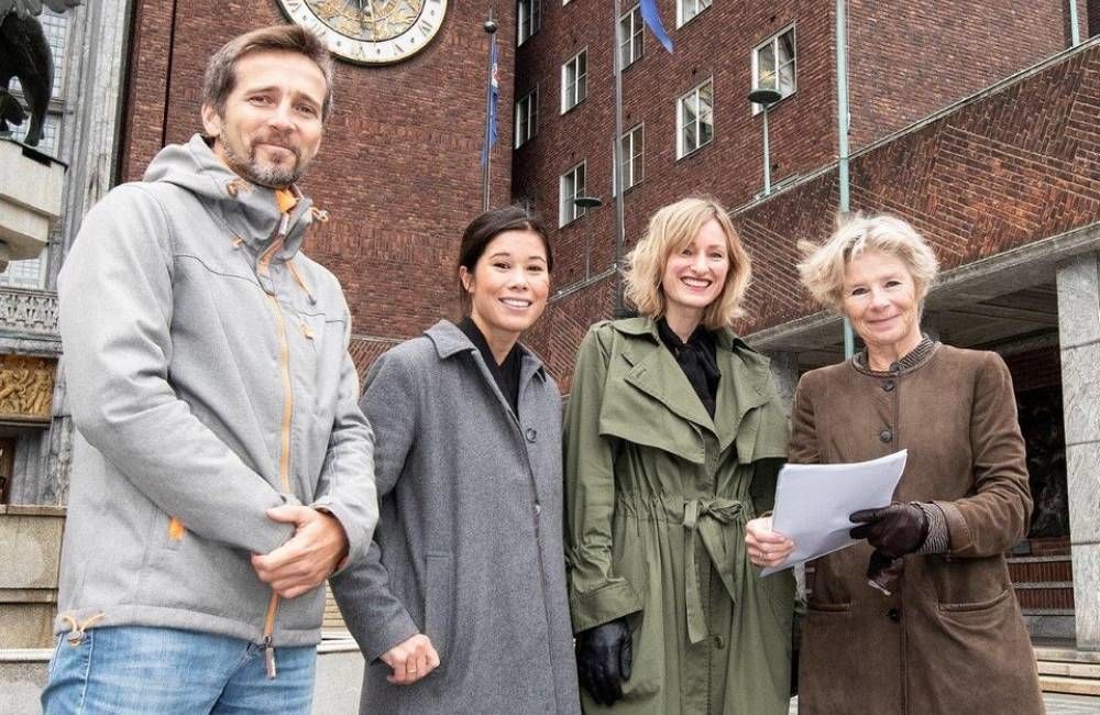 Prosjektleder for Klimahuset Torkjell Leira, byråd for miljø og samferdsel Lan Marie Berg, byråd for oppvekst og kunnskap Inga Marte Thorkildsen og Tone Lindheim, direktør ved NMH. Foto: NHM ved Karsten Sund Prosjektleder for Klimahuset Torkjell Leira, byråd for miljø og samferdsel Lan Marie Berg, byråd for oppvekst og kunnskap Inga Marte Thorkildsen og Tone Lindheim, direktør ved NMH. Foto: NHM ved Karsten Sund